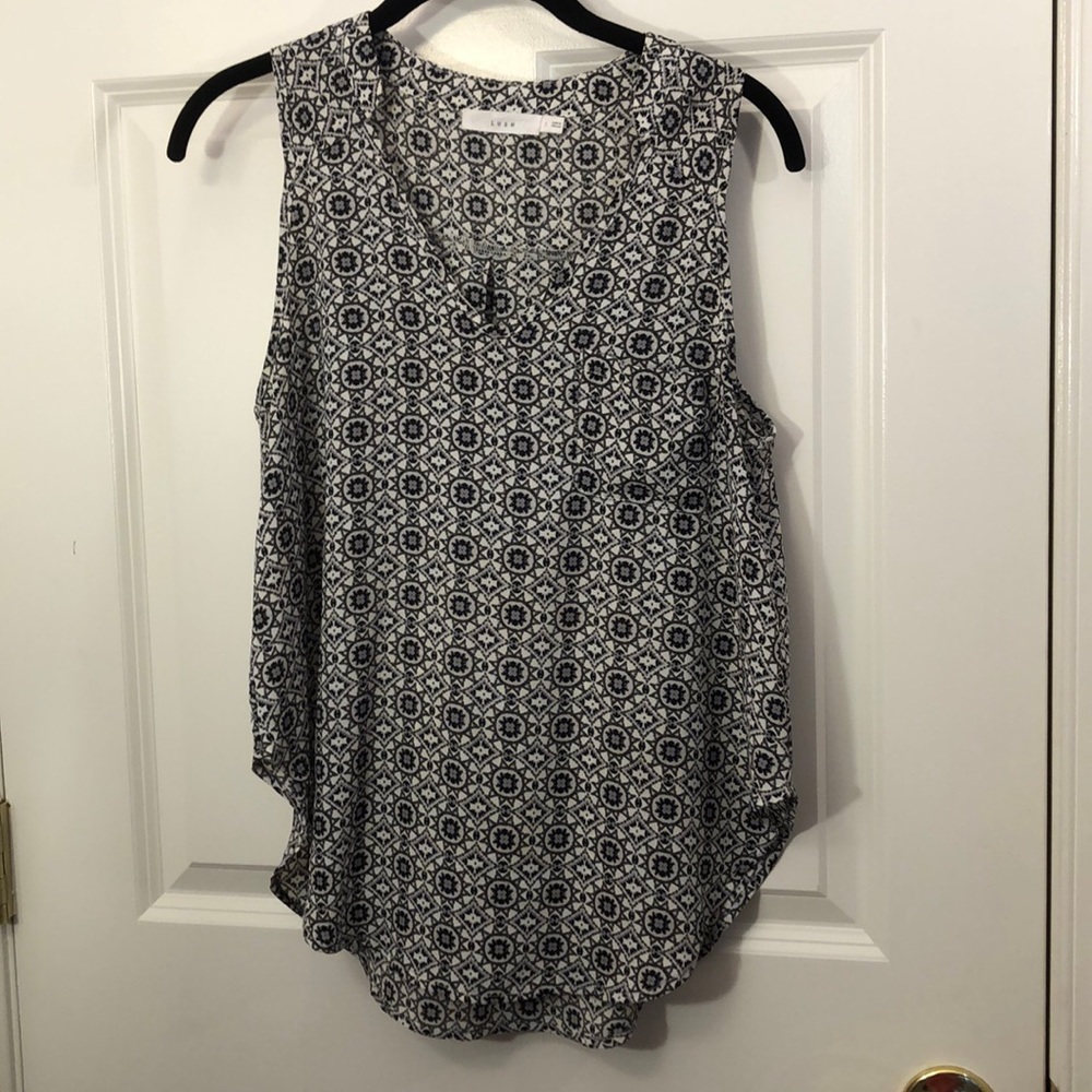 Patterned v-neck tank top with pocket